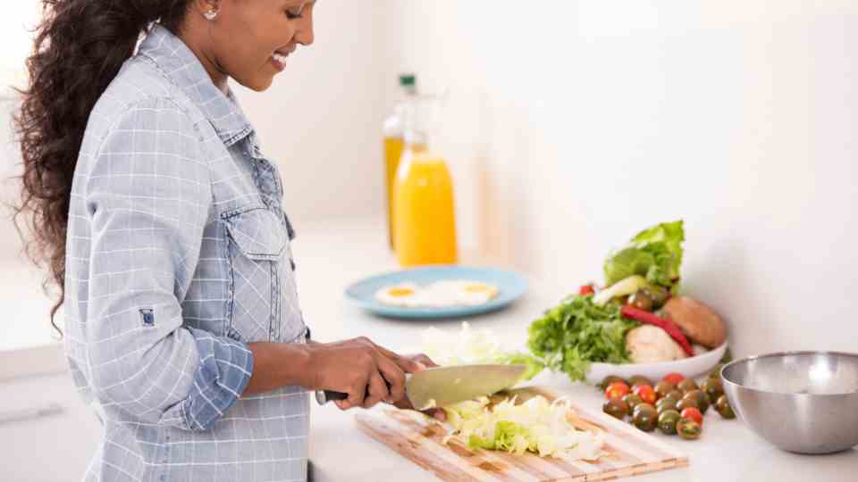Lifestyle changes to lose weight include health eating