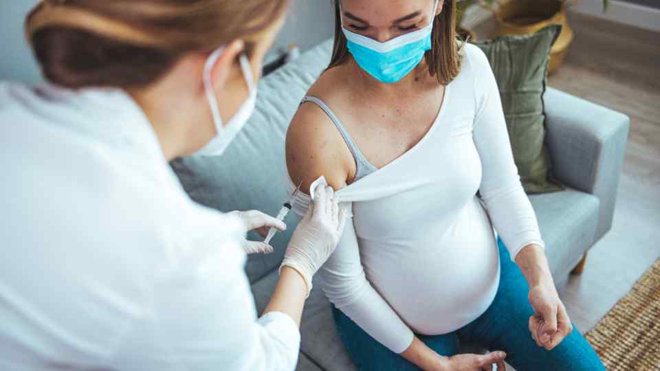Vaccination of a pregnant woman